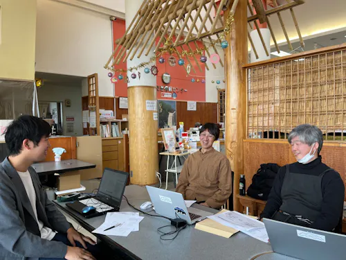 経歴もさまざまな仲間と、学びながら走る毎日