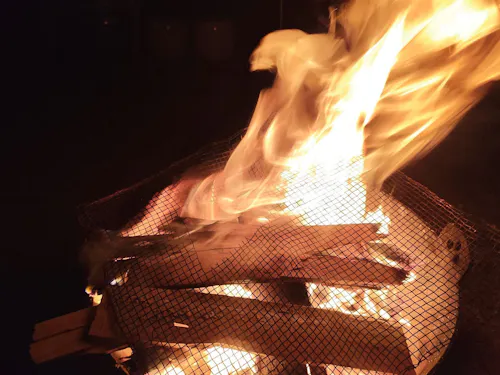 燃え盛るかがり火を前に一日を振り返ります