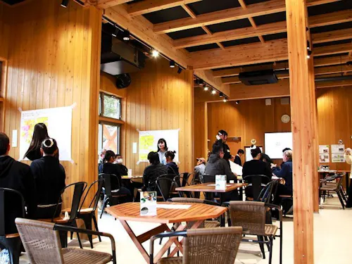 あいうえお学舎では、大学生や地元住民とコラボしたワークショップも開催。