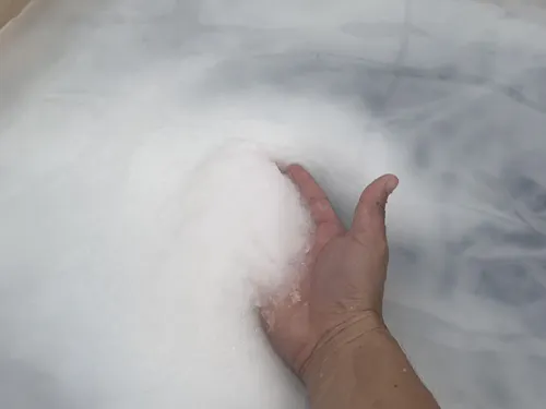 攪拌作業の回数などによって塩の粗さを調整していきます