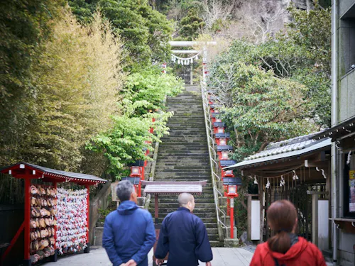 ひな祭りの時期には、たくさんの雛人形が並びます