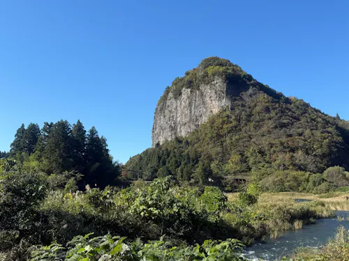 下田地区のシンボル「八木ヶ鼻」が望めます