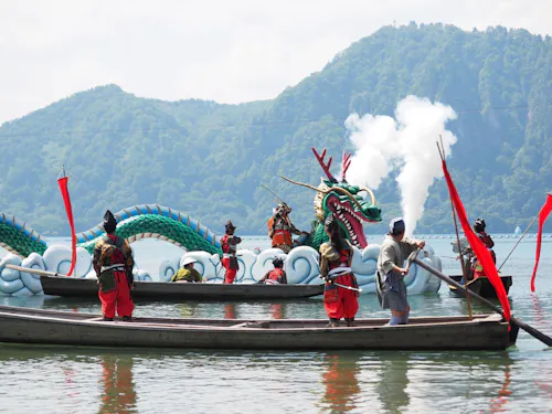 手漕ぎ舟に乗って大蛇に弓を放つモーション