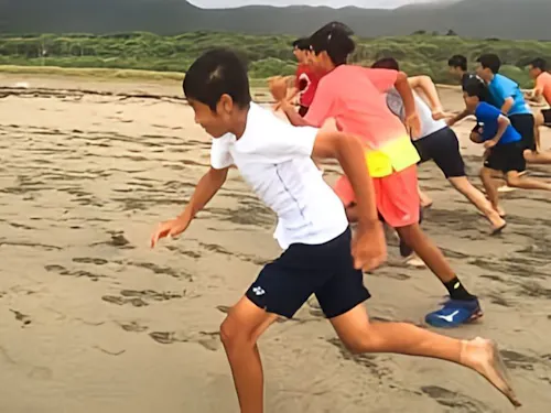 砂浜での基礎体力づくり