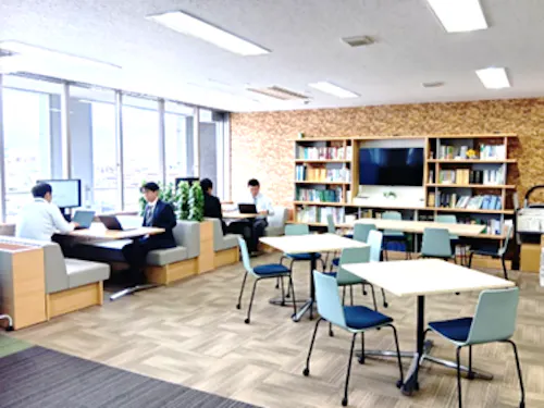 モニターを完備し、ミーティングしやすい環境のラウンジ