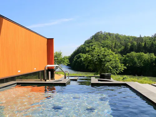 仕事終わりは、最上川の絶景露天風呂に浸かって帰る。