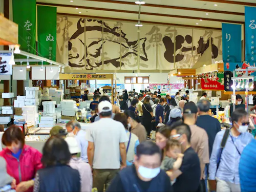 多くの買い物客で賑わう「どーや市場」