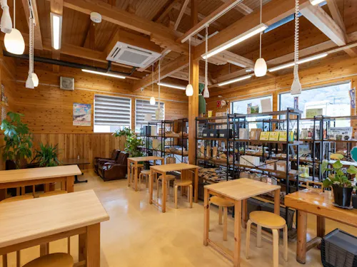 三好市中心部にあるアンテナショップ「お土産・Cafe くくる」を運営しています。