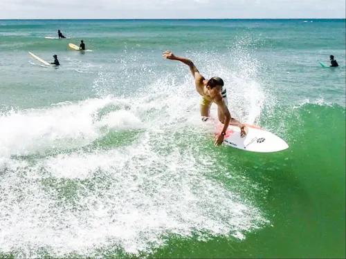 きれいな海で趣味のサーフィンするのも良し！