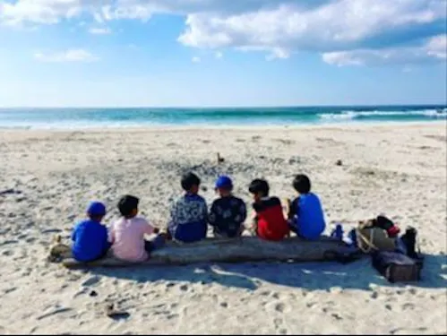 浜辺に集まって何して遊んでんのかな?