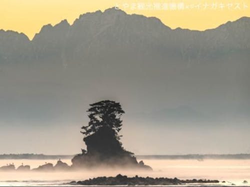雨晴海岸からの立山