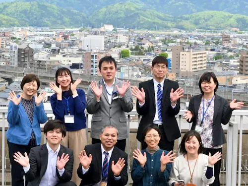 県庁生涯学習・文化財課のメンバーと山本さん。\ご応募をお待ちしています!/