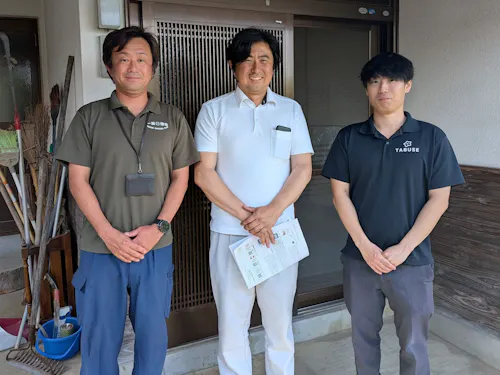 活動をサポートする（左から）経済課 三好さん・友創舎 田原さん・経済課 谷さん