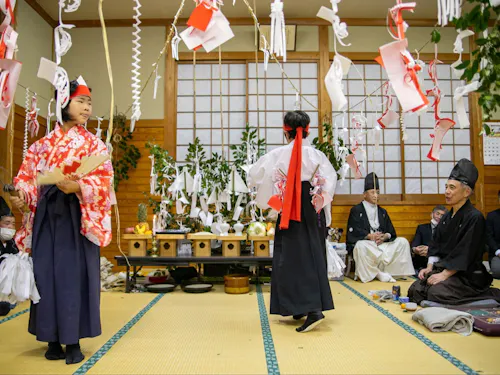 冬の夜神楽では、子どもも年長者に混じって練習を重ね、神楽を舞います