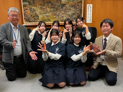 白石英樹さん(左)/廃棄される甘エビ殻を活用して新商品・海老油を高校生と共同開発