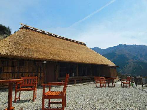 桃源郷祖谷の山里“談山”。重伝建に指定されている落合集落に8棟の古民家宿を運営。