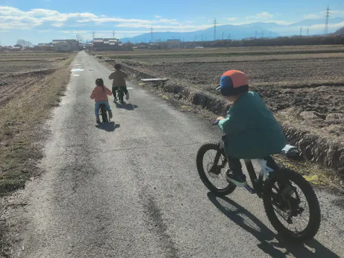 自然の中で自転車で遊ぶ子どもたち