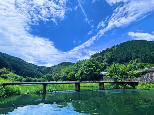 四万十川源流域で、沈下橋に座って一休み。