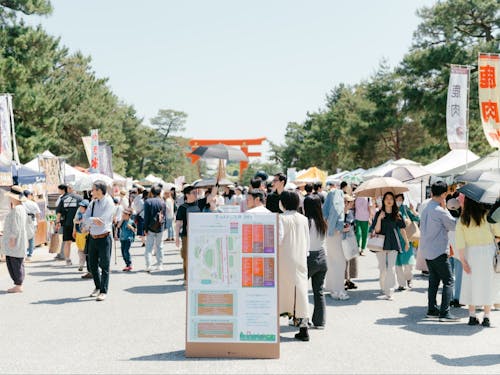 会場内には100を超えるブースが並び、京都の魅力的な人たちが集います