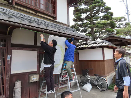 愛荘町観光協会のみなさんでのれんの設置準備をしました。