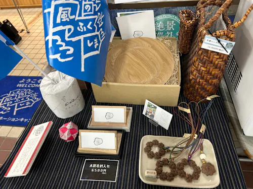 駅の構内の売店には手作りのマタタビ細工など工芸品などの販売もしています。