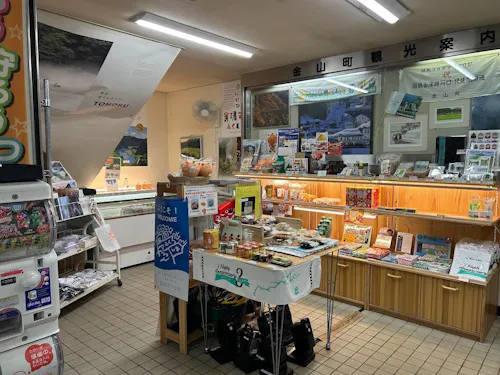 金山町のお土産や、お弁当類、只見線関連のお土産も出しています。