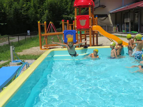 夏になると園庭にあるプールで遊びます
