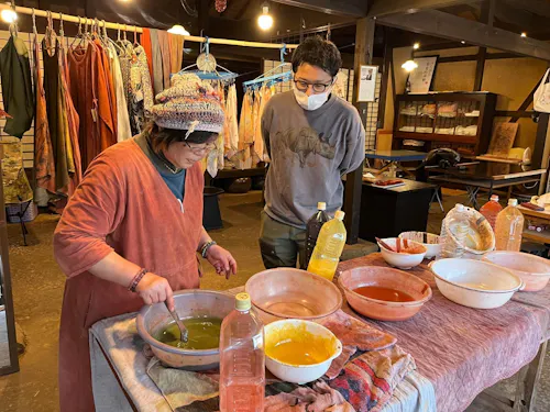 吹屋の伝統工芸「ベンガラ染め」の作家さんから、染め物について学び体験する機会も。