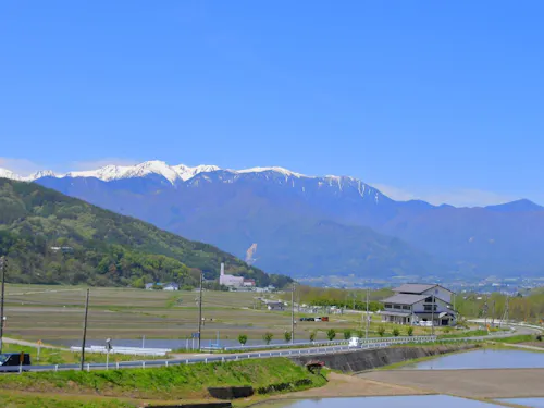 2つのアルプスに田園風景が広がります