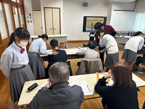 スマホ相談会では、地域の方の困りごとを聞きながら、一緒に操作を確認します