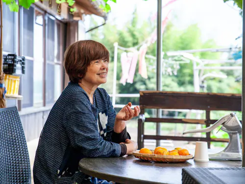 農家民宿でみんなの家の永吉さん　みかんの収穫体験には500人近くの人が訪れます。