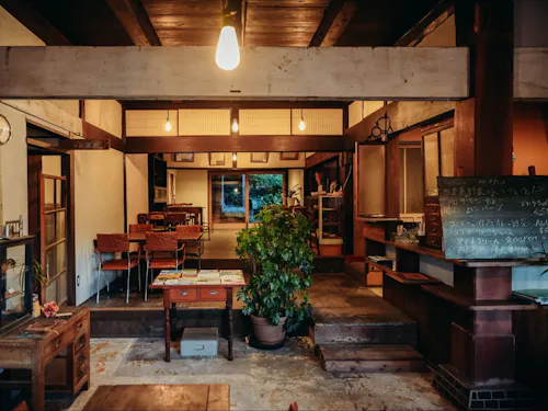 宿泊だけでなく、飲食（カフェ）の空き家活用事例も見学できます