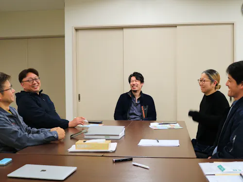 組合員と事務局職員(中央)