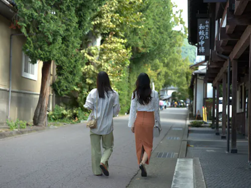 北斎が晩年を過ごした小布施。築200年の酒蔵やベージュ色に揃った町並が見どころ。