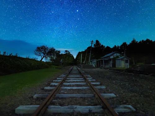線路の先に広がる無限の星空が、新しい人生の可能性のようです。