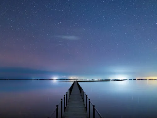星降る夜の静寂。長い桟橋を歩けば、宇宙と一体になれる感覚