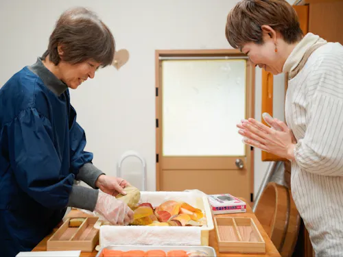 古くから家庭で親しまれた柿の葉寿司を習いました。紅葉が色づいてとても綺麗です。
