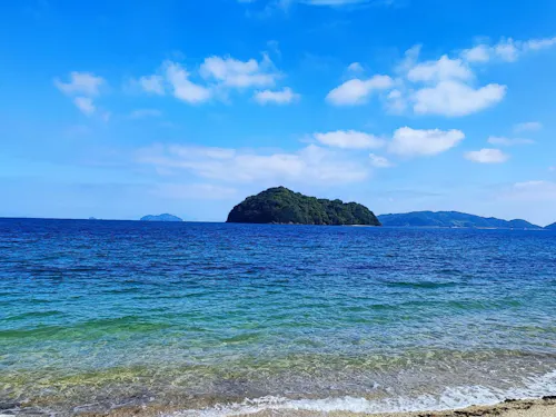 周防大島から5キロ先にぽっかりと浮かぶ島・浮島（うかしま）いりこの生産が盛んです