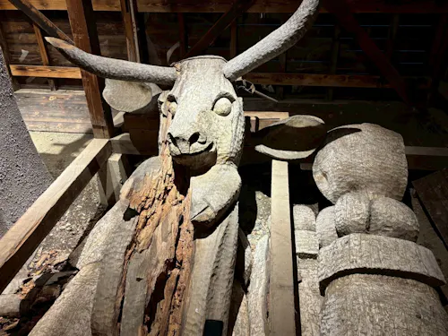 エコミュージアムの展示室「トーテムポールの木霊」にあるオトイネップタワーの一部分