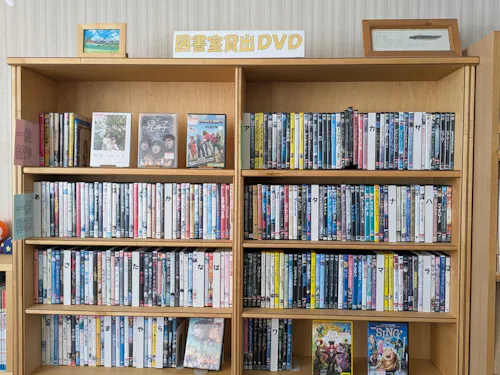 図書室の映画コーナー。毎週月曜日はここから観賞するものを選びます。