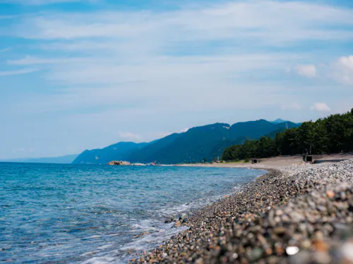 「日本の渚百選」「快水浴場百選」に選ばれた、エメラルドグリーンが美しいヒスイ海岸