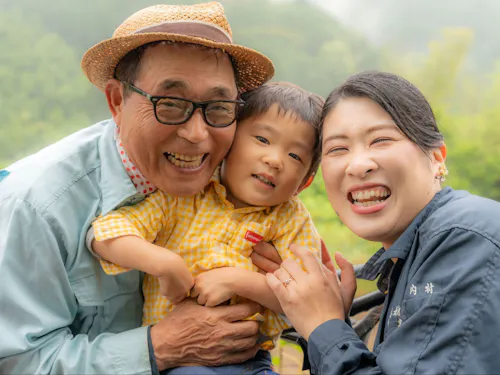 協力隊経験者の内村さん（右）ファミリー。結婚・定住し、子育てと地域活動に大忙し！