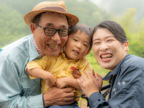 協力隊経験者の内村さん(右)ファミリー。結婚・定住し、子育てと地域活動に大忙し!