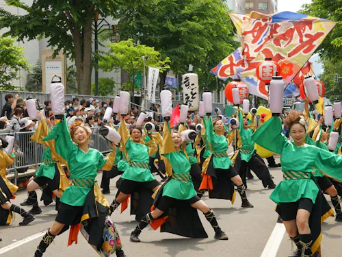 お祭りに沸く街も、私たちが守る"当たり前"の一つです。