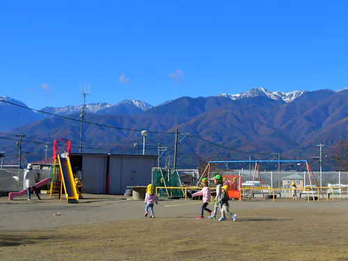 広い空と雄大なアルプス