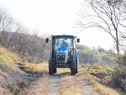 トラクターを運転する様子