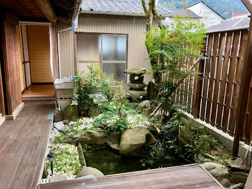合間にほっとできる中庭もあります。