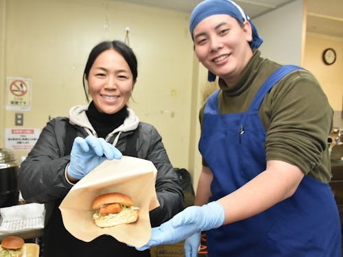 隊員が考えたチョウザメバーガーの試作販売しました!