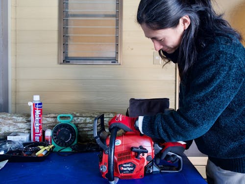 自宅ガレージは作業スペースとしても活用。チェーンソーの手入れも念入りに
