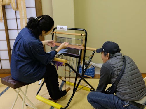 「さき織り」の伝承に取り組む地域おこし協力隊の平川さんから技法を学ぶ